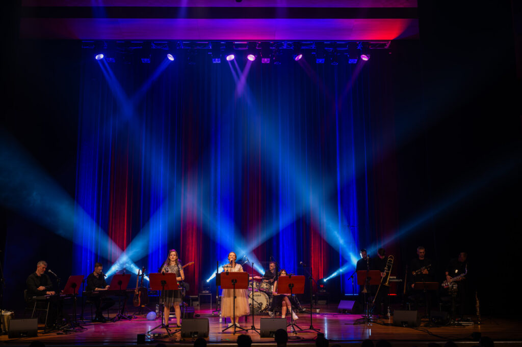 Wiesia Stefanik z zespołem w czasie koncertu z okazji Dnia Dziecka