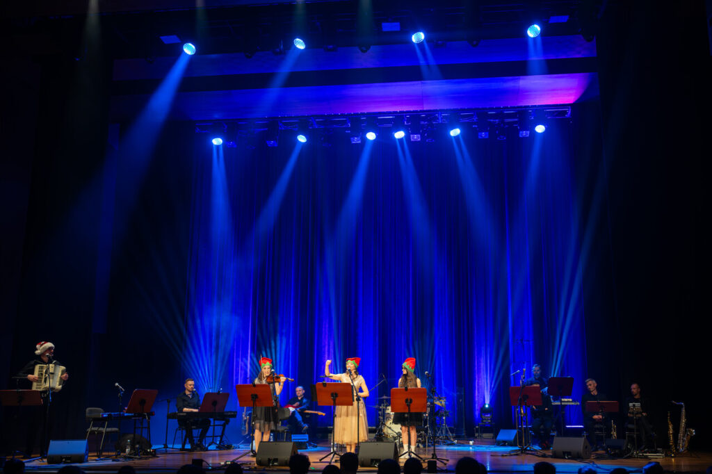 Wiesia Stefanik z zespołem w czasie koncertu z okazji Dnia Dziecka