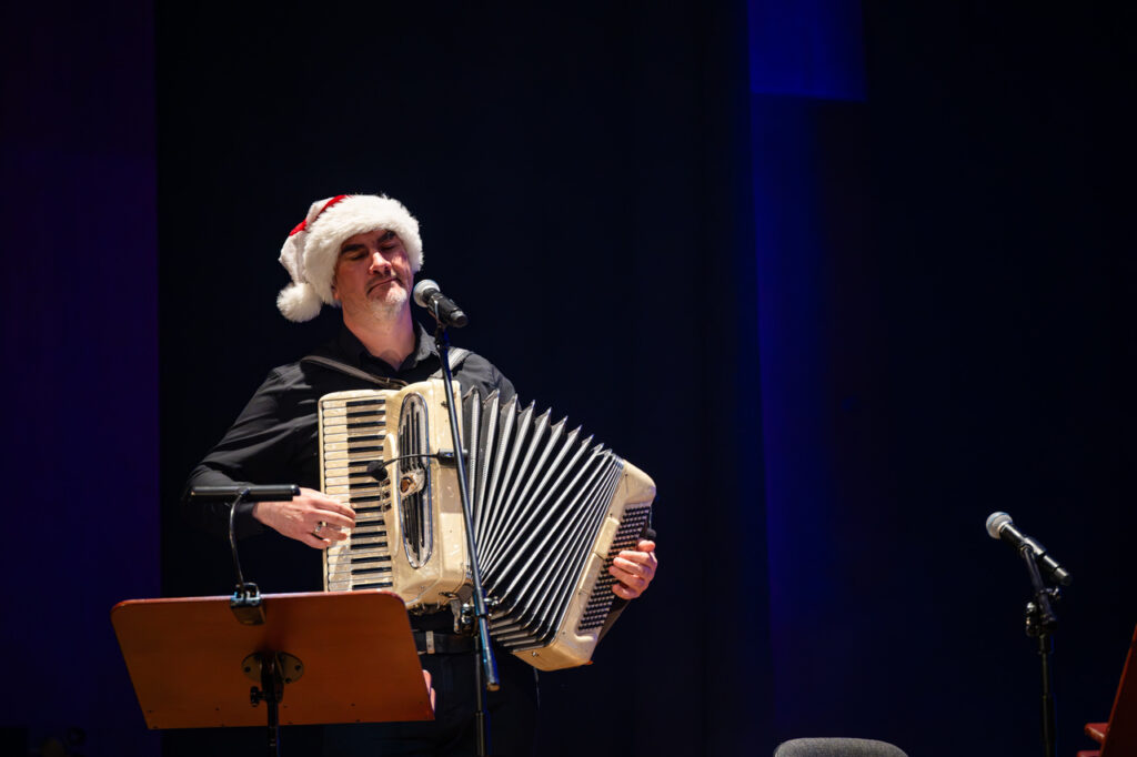 Wiesia Stefanik z zespołem w czasie koncertu z okazji Dnia Dziecka