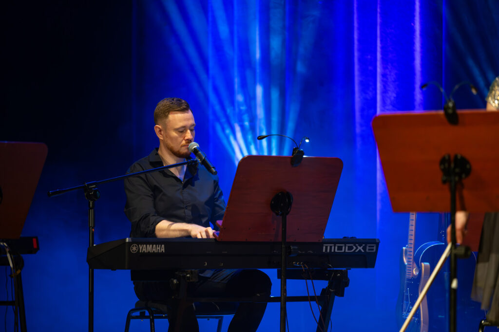 Wiesia Stefanik z zespołem w czasie koncertu z okazji Dnia Dziecka