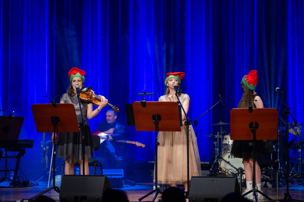 Wiesia Stefanik z zespołem w czasie koncertu z okazji Dnia Dziecka