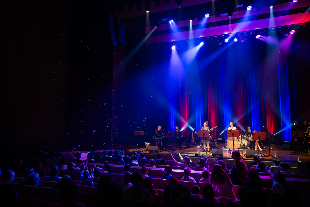 fp 30.05.25--5_Easy-Resize.com Wiesia Stefanik z zespołem w czasie koncertu z okazji Dnia Dziecka