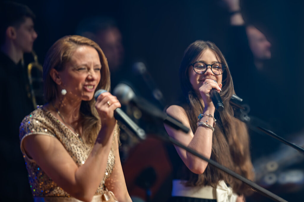 Wiesia Stefanik z zespołem w czasie koncertu z okazji Dnia Dziecka