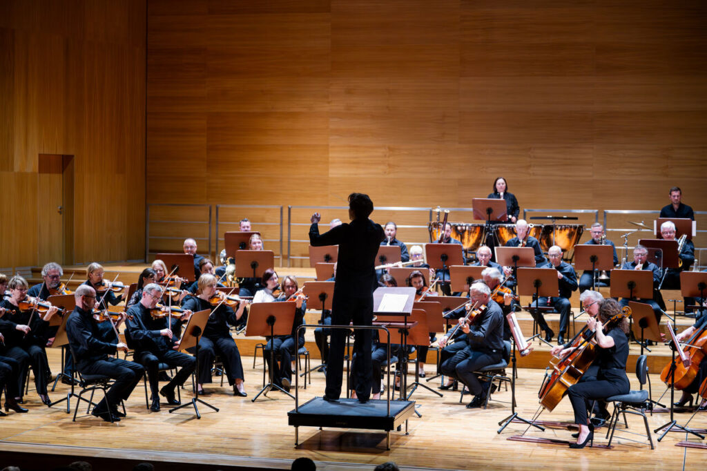 Orkiestra Symfoniczna Filharmonii Podkarpackiej pod batutą Krzysztofa Kozakiewicza, w czasie koncertu szkolnego