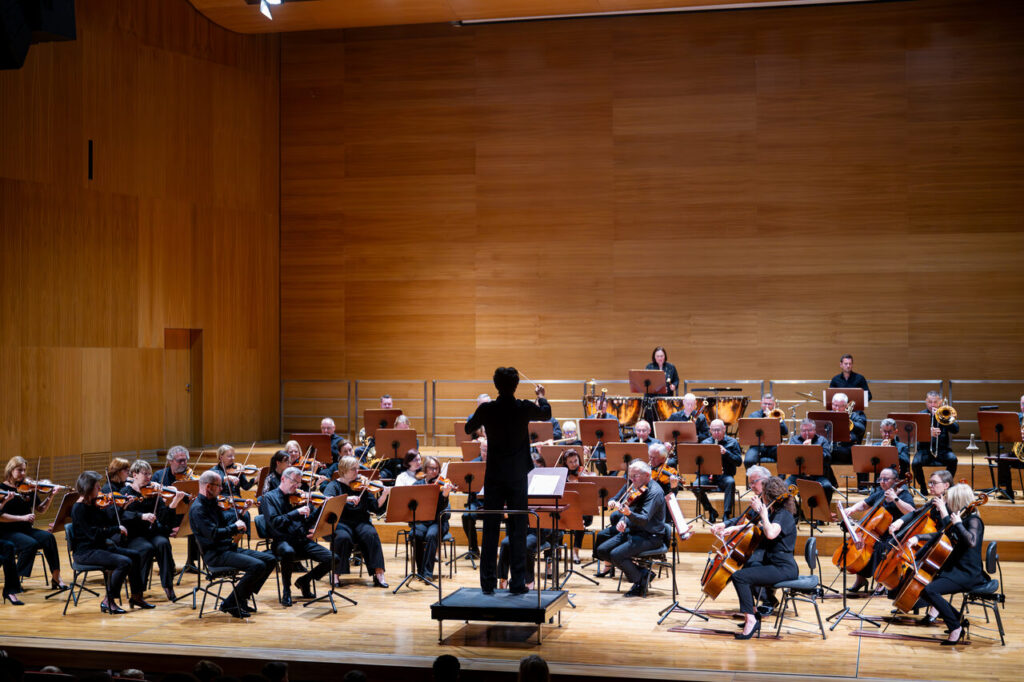 Orkiestra Symfoniczna Filharmonii Podkarpackiej pod batutą Krzysztofa Kozakiewicza, w czasie koncertu szkolnego