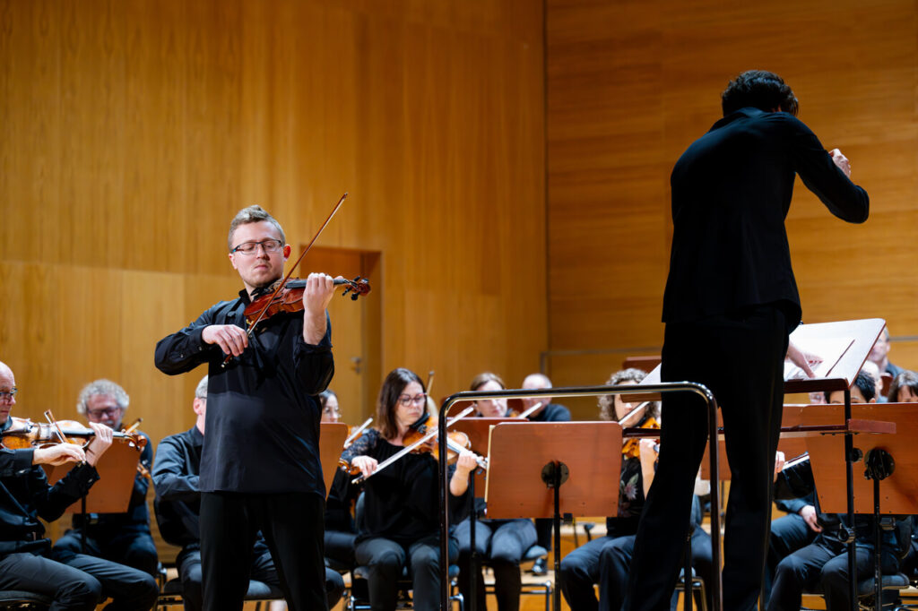 Szymon Tadla (skrzypce) i Orkiestra Symfoniczna Filharmonii Podkarpackiej pod batutą Krzysztofa Kozakiewicza, w czasie koncertu szkolnego