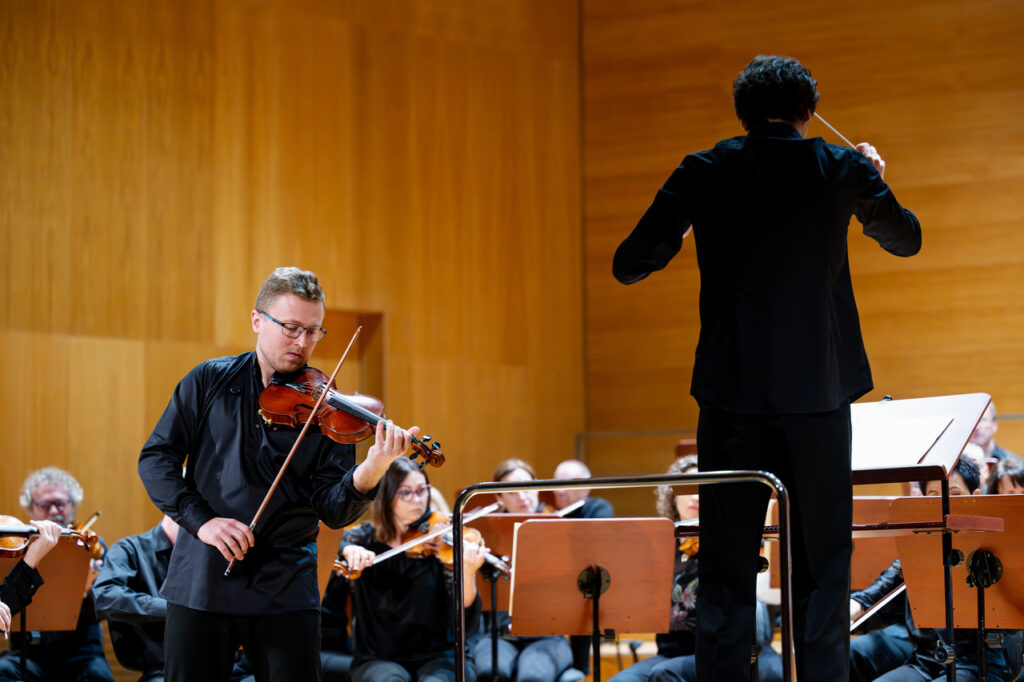 Szymon Tadla (skrzypce) i Orkiestra Symfoniczna Filharmonii Podkarpackiej pod batutą Krzysztofa Kozakiewicza, w czasie koncertu szkolnego