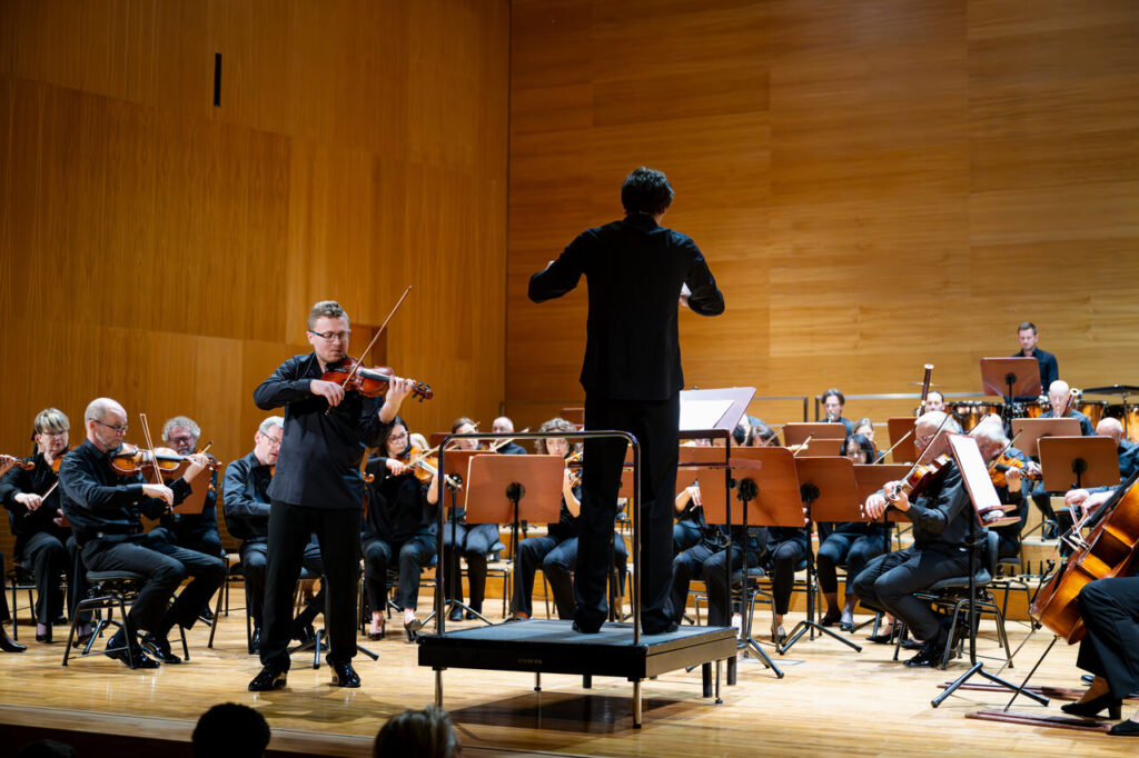 Szymon Tadla (skrzypce) i Orkiestra Symfoniczna Filharmonii Podkarpackiej pod batutą Krzysztofa Kozakiewicza, w czasie koncertu szkolnego