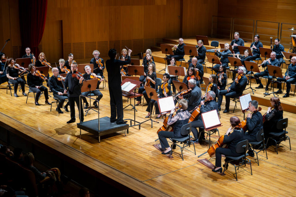 Szymon Tadla (skrzypce) i Orkiestra Symfoniczna Filharmonii Podkarpackiej pod batutą Krzysztofa Kozakiewicza, w czasie koncertu szkolnego