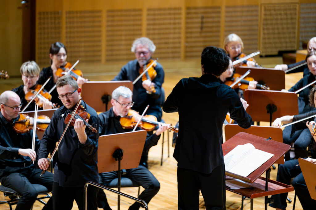 Szymon Tadla (skrzypce) i Orkiestra Symfoniczna Filharmonii Podkarpackiej pod batutą Krzysztofa Kozakiewicza, w czasie koncertu szkolnego