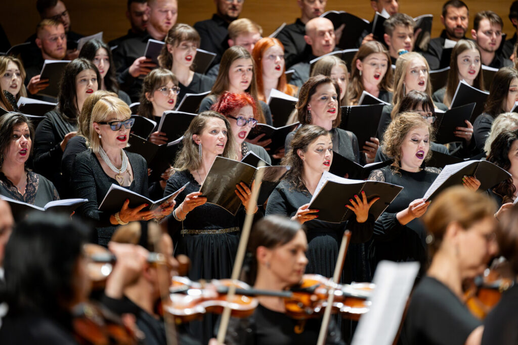 Chór Instytutu Muzyki UR w czasie koncertu symfonicznego