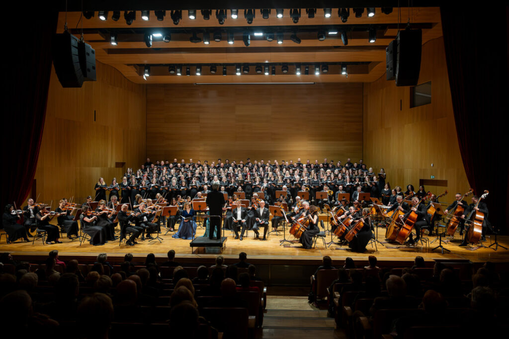 Soliści, Orkiestra Symfoniczna Filharmonii Podkarpackiej, Chór Instytutu Muzyki UR - pod batutą Jerzego Swobody, w czasie koncertu symfonicznego