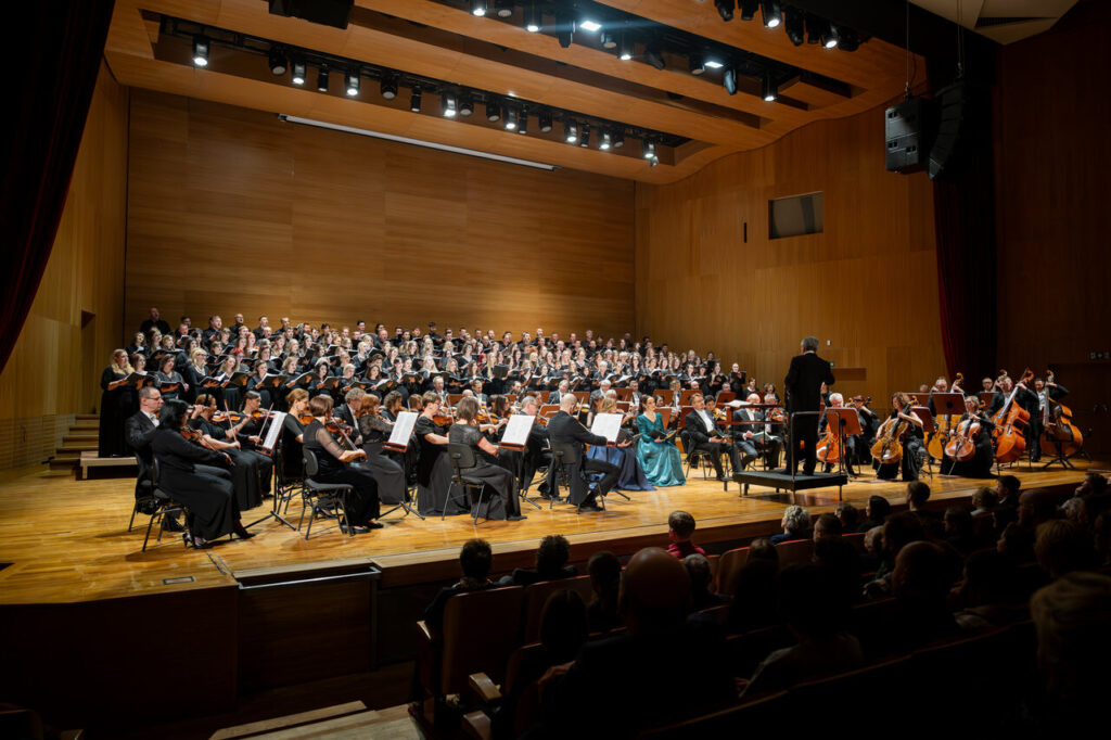 Soliści, Orkiestra Symfoniczna Filharmonii Podkarpackiej, Chór Instytutu Muzyki UR - pod batutą Jerzego Swobody, w czasie koncertu symfonicznego