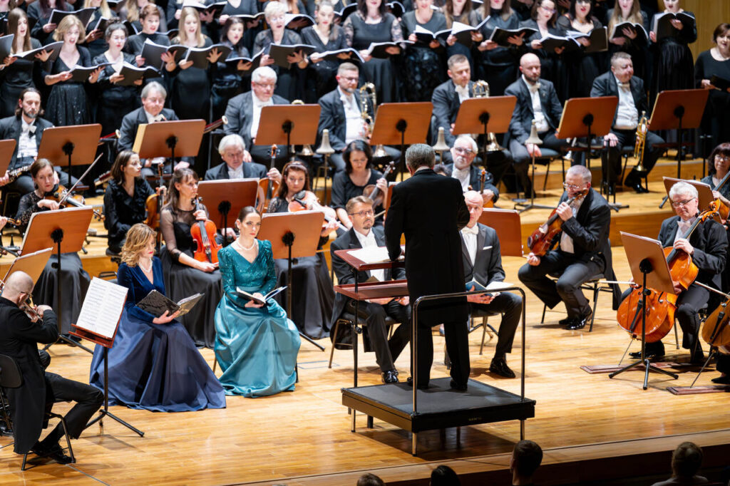 Soliści, Orkiestra Symfoniczna Filharmonii Podkarpackiej, Chór Instytutu Muzyki UR - pod batutą Jerzego Swobody, w czasie koncertu symfonicznego