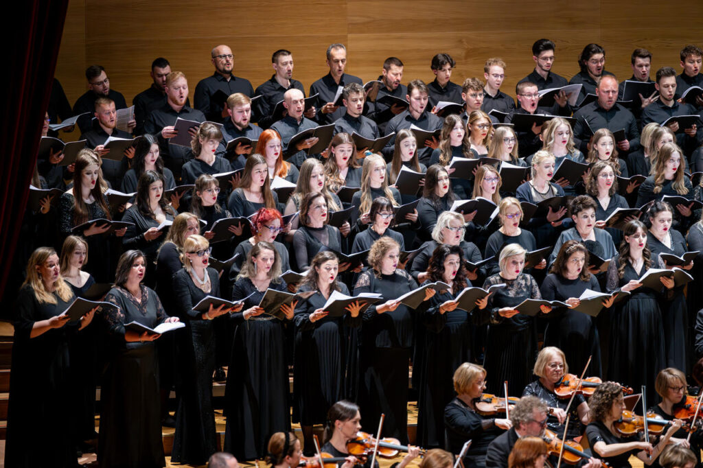 Chór Instytut Muzyki UR w czasie koncertu symfonicznego