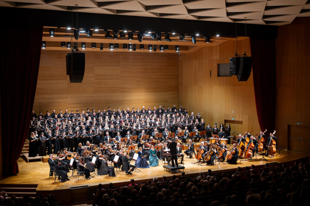 Soliści, Orkiestra Symfoniczna Filharmonii Podkarpackiej, Chór Instytutu Muzyki UR - pod batutą Jerzego Swobody, w czasie koncertu symfonicznego