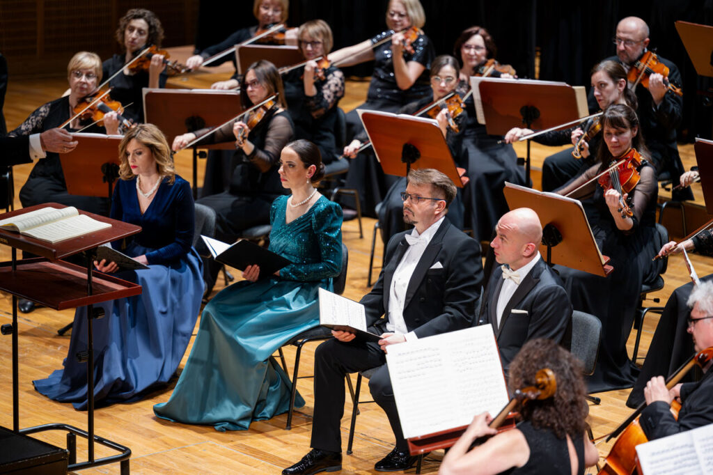 Soliści, Orkiestra Symfoniczna Filharmonii Podkarpackiej, Chór Instytutu Muzyki UR - pod batutą Jerzego Swobody, w czasie koncertu symfonicznego