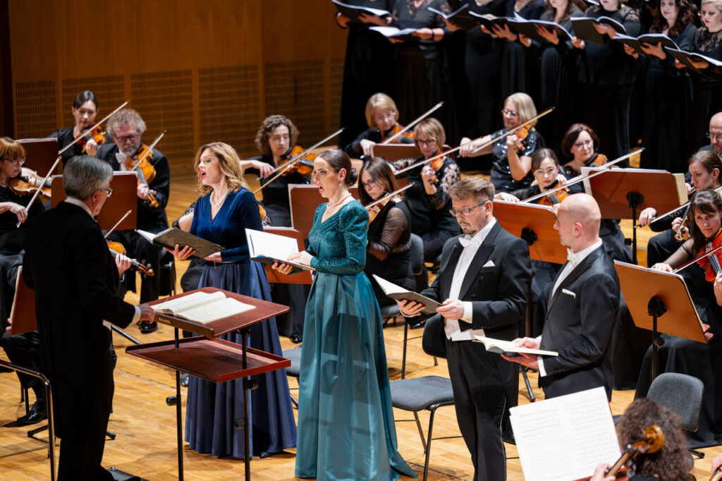 Soliści, Orkiestra Symfoniczna Filharmonii Podkarpackiej, Chór Instytutu Muzyki UR - pod batutą Jerzego Swobody, w czasie koncertu symfonicznego