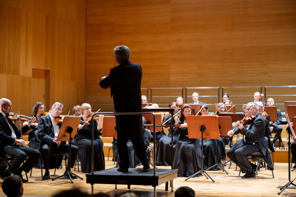 Orkiestra Symfoniczna Filharmonii Podkarpackiej pod batutą Jerzego Swobody, w czasie koncertu symfonicznego