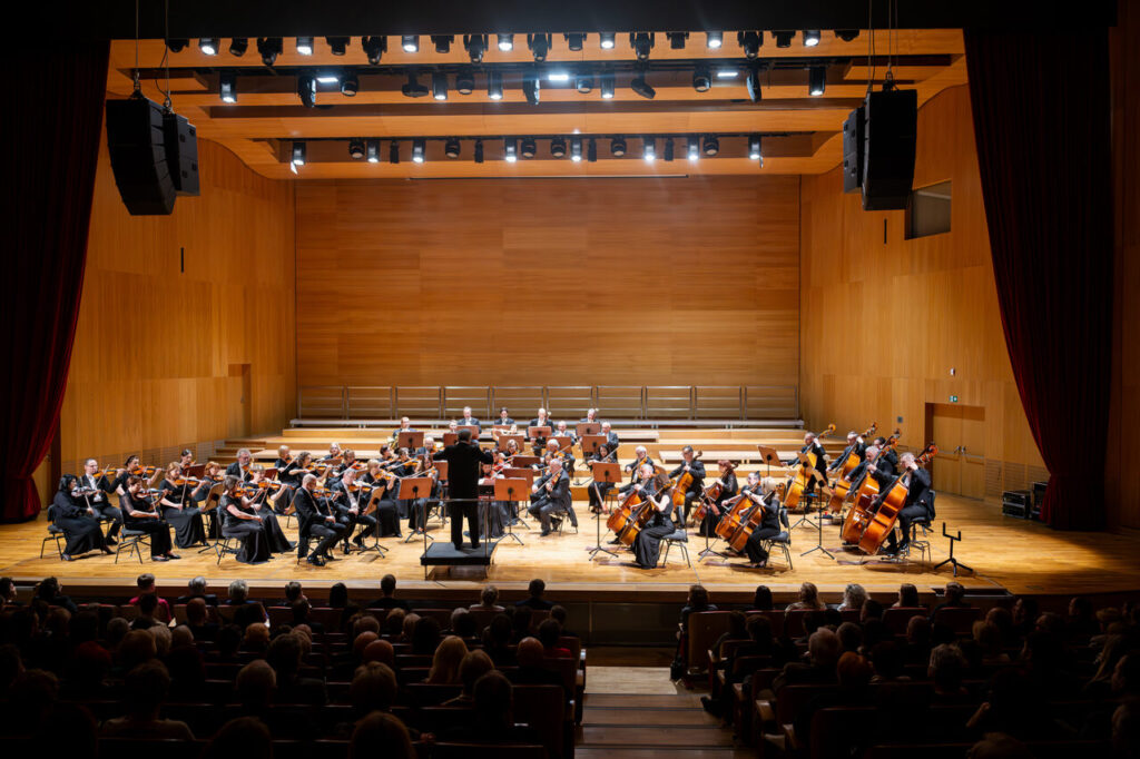Orkiestra Symfoniczna Filharmonii Podkarpackiej pod batutą Jerzego Swobody, w czasie koncertu symfonicznego