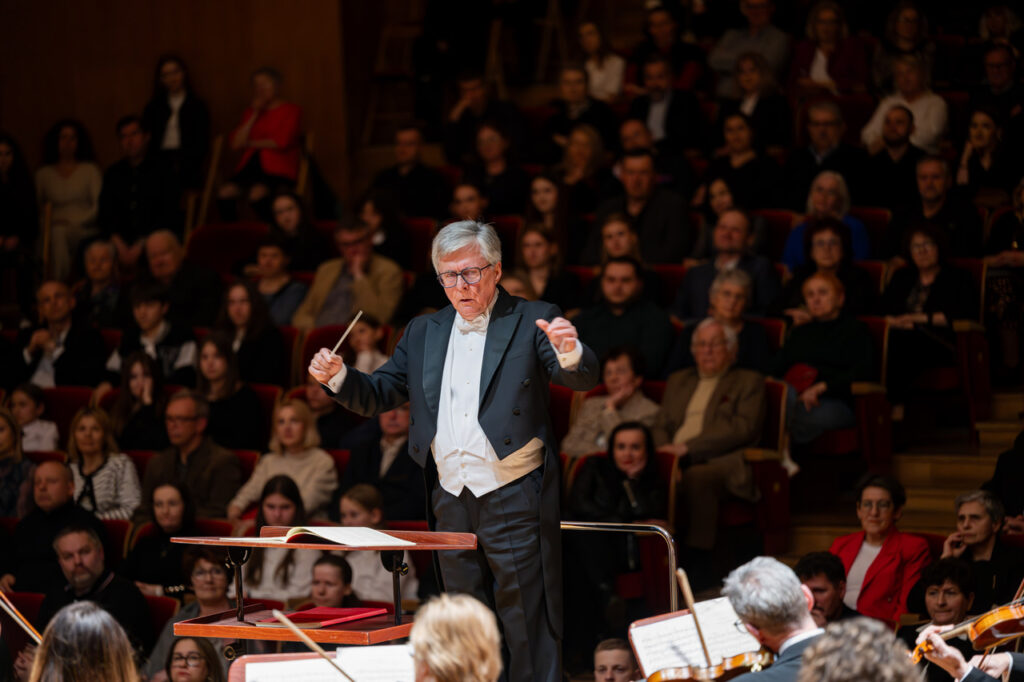 Jerzy Swoboda - dyrygent, w czasie koncertu symfonicznego