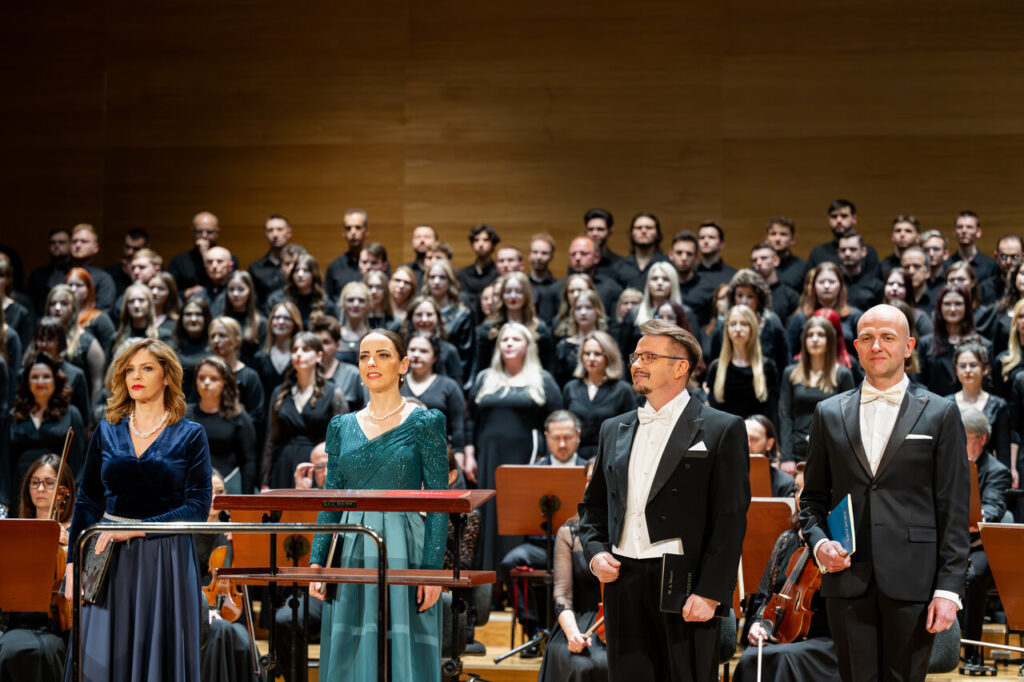 Soliści w czasie koncertu symfonicznego (od lewej): Iwona Socha, Monika Korybalska, Paweł Skałuba, Tomasz Raff