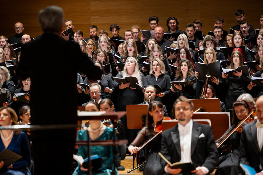 Chór Wydziału Muzyki Uniwersytetu Rzeszowskiego w czasie koncertu symfonicznego
