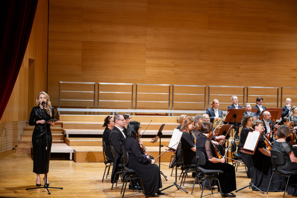 Katarzyna Szewerniak (prowadząca) i Orkiestra Symfoniczna Filharmonii Podkarpackiej w czasie koncertu symfonicznego