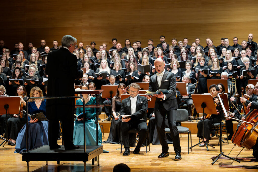 Soliści, Chór Instytutu Muzyki Uniwersytetu Rzeszowskiego oraz Orkiestra Symfoniczna Filharmonii Podkarpackiej pod batutą Jerzego Swobody - w czasie koncertu symfonicznego