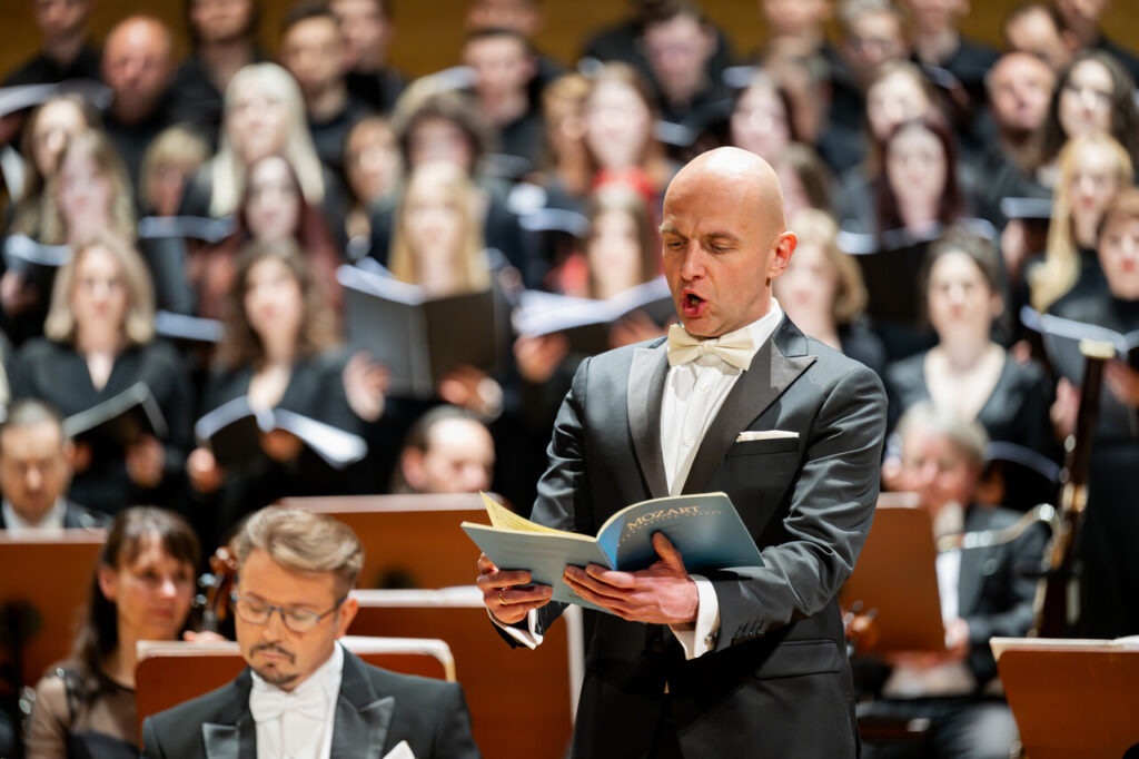 Tomasz Raff - solista, bas - w czasie koncertu symfonicznego