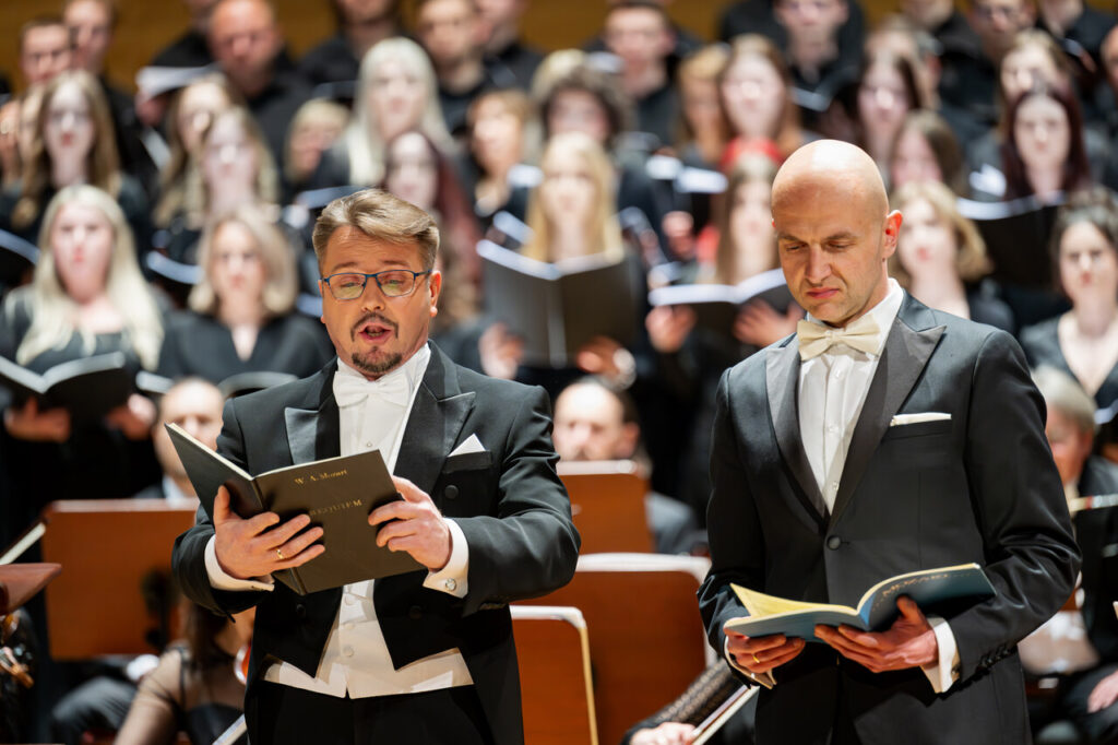 Soliści: Paweł Skałuba (tenor) i Tomasz Raff (bas) w czasie koncertu symfonicznego