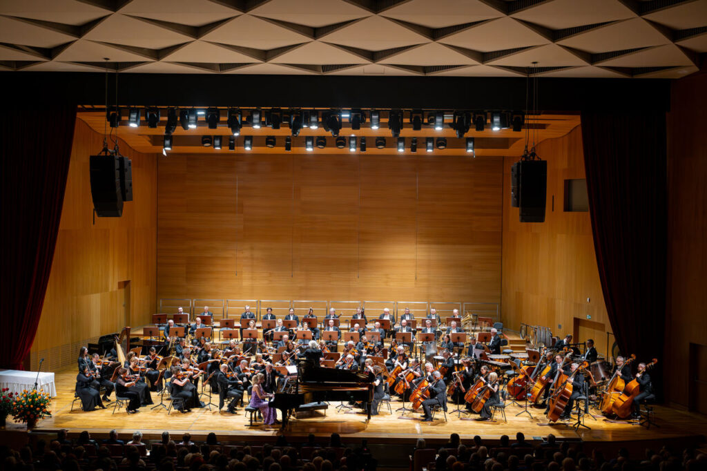 Beata Bilińska (fortepian) oraz Orkiestra Symfoniczna Filharmonii Podkarpackiej pod batutą Tadeusza Wojciechowskiego, w czasie koncertu symfonicznego