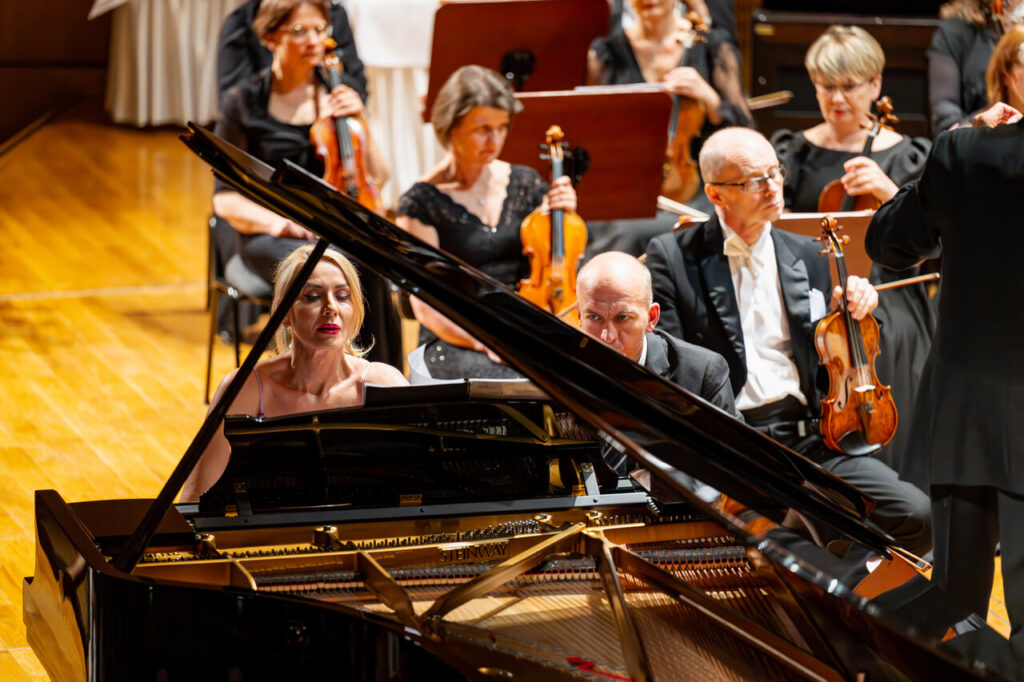 Beata Bilińska (fortepian) oraz Orkiestra Symfoniczna Filharmonii Podkarpackiej pod batutą Tadeusza Wojciechowskiego, w czasie koncertu symfonicznego