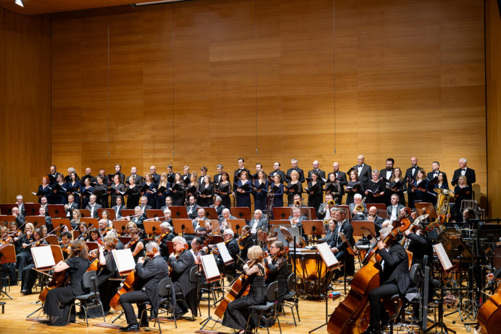 Chór Polskiego Radia Lusławice oraz Orkiestra Symfoniczna Filharmonii Podkarpackiej pod batutą Tadeusza Wojciechowskiego, w czasie koncertu symfonicznego
