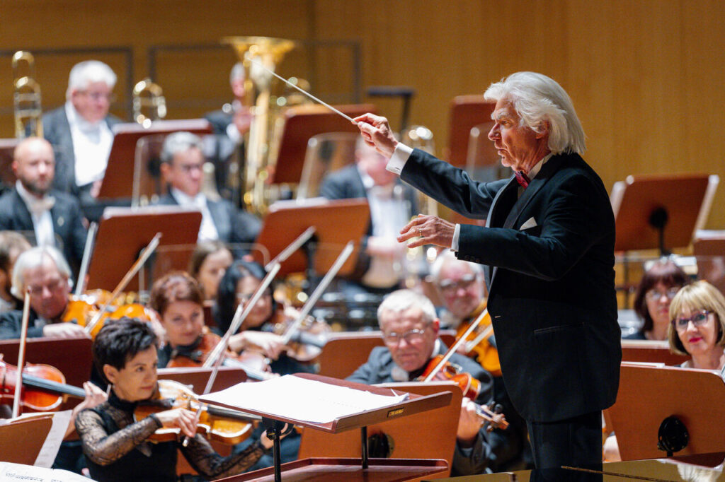 Orkiestra Symfoniczna Filharmonii Podkarpackiej pod batutą Tadeusza Wojciechowskiego, w czasie koncertu symfonicznego