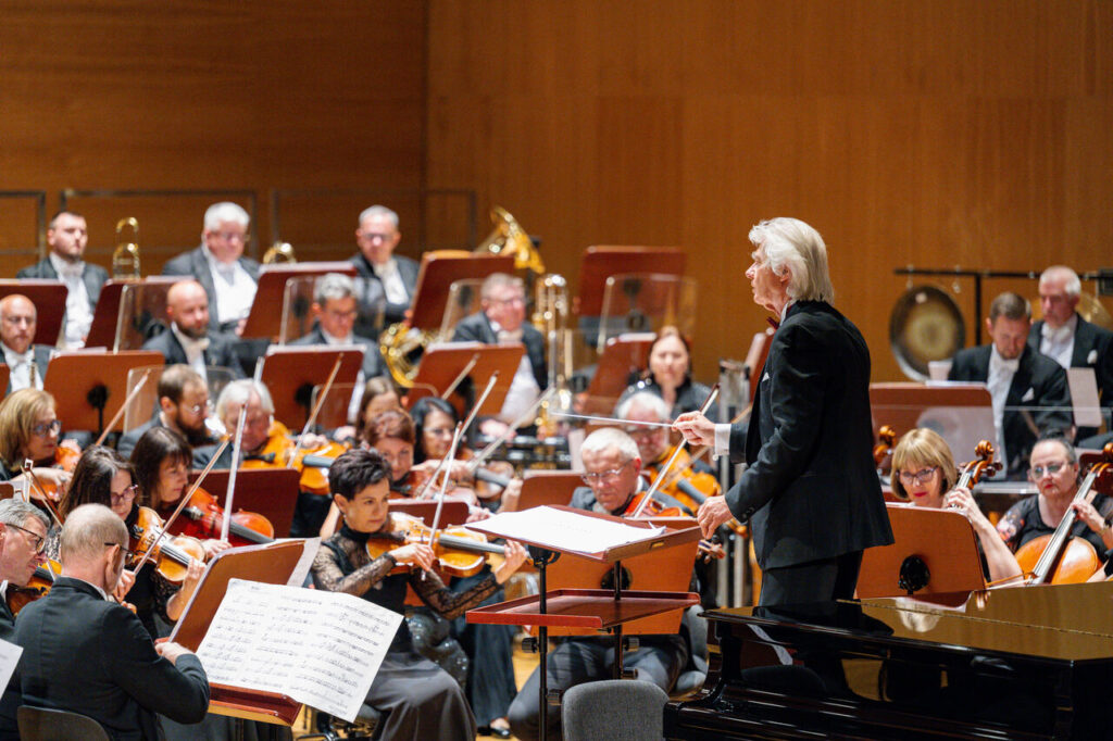 Orkiestra Symfoniczna Filharmonii Podkarpackiej pod batutą Tadeusza Wojciechowskiego, w czasie koncertu symfonicznego