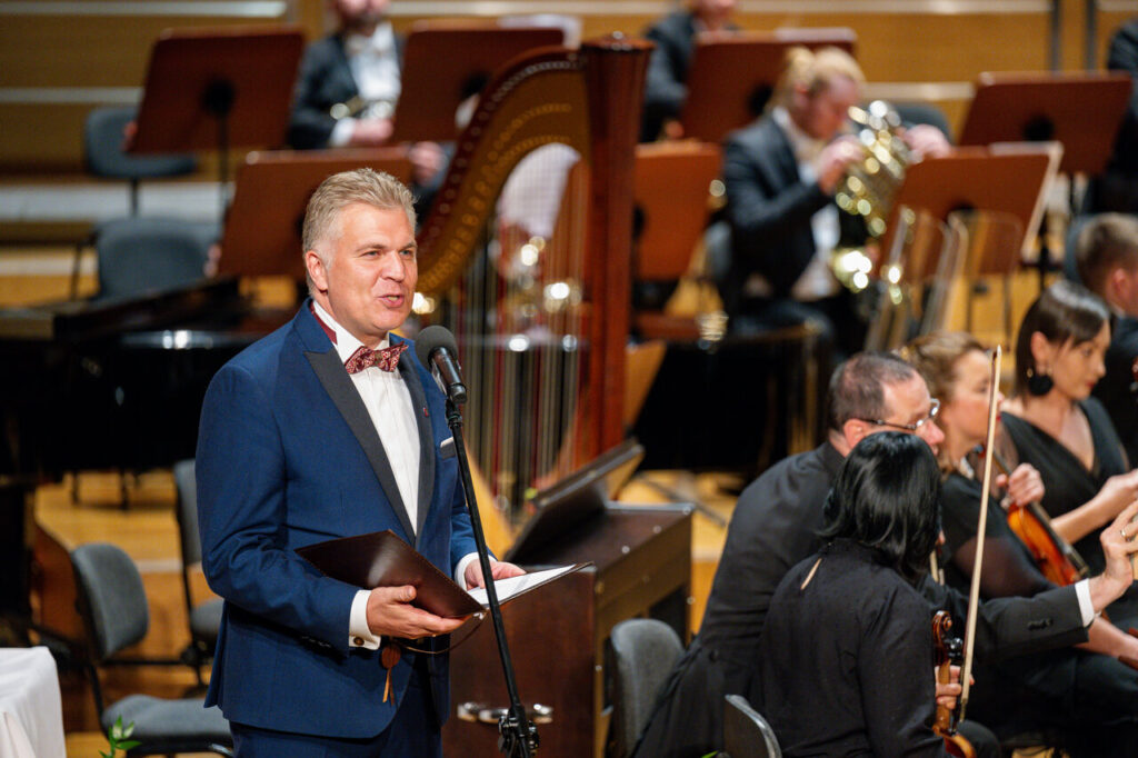 Marek Zając - konferansjer, w czasie koncertu symfonicznego