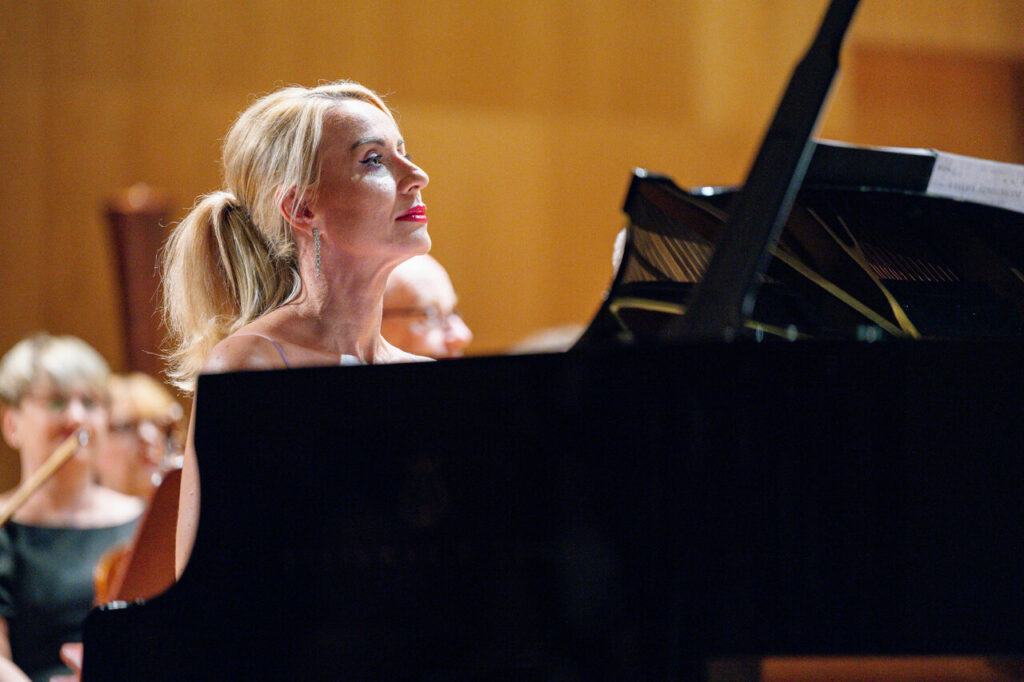 Beata Bilińska (fortepian) w czasie koncertu symfonicznego