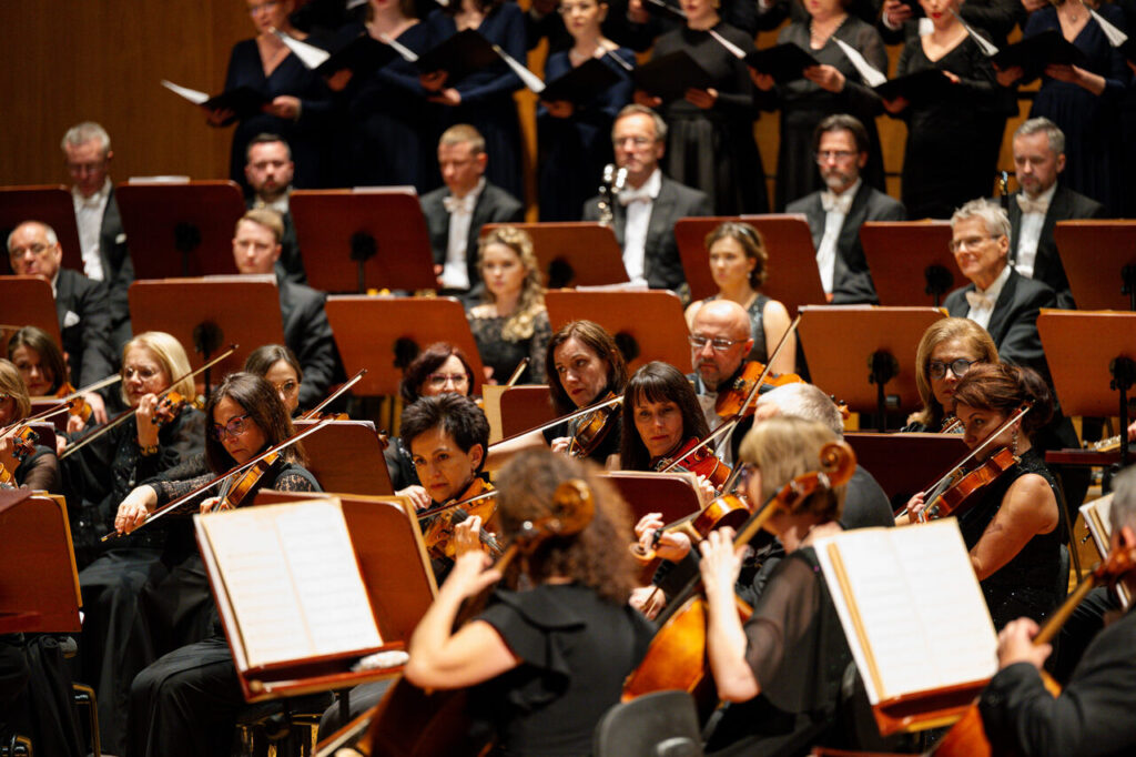 Orkiestra Symfoniczna Filharmonii Podkarpackiej oraz Chór Polskiego Radia - Lusławice, w czasie koncertu symfonicznego