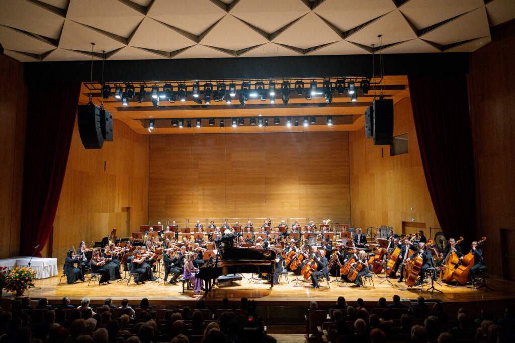 Beata Bilińska (fortepian) oraz Orkiestra Symfoniczna Filharmonii Podkarpackiej pod batutą Tadeusza Wojciechowskiego, w czasie koncertu symfonicznego