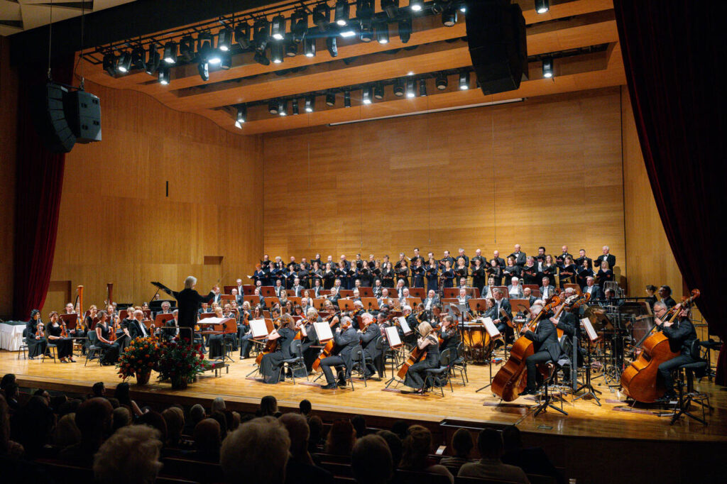 Chór Polskiego Radia Lusławice oraz Orkiestra Symfoniczna Filharmonii Podkarpackiej pod batutą Tadeusza Wojciechowskiego, w czasie koncertu symfonicznego