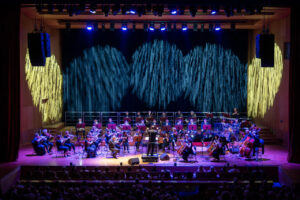 Orkiestra Symfoniczna Filharmonii Podkarpackiej pod batutą Sławomira Chrzanowskiego w czasie koncertu z piosenkami Zbigniewa Wodeckiego