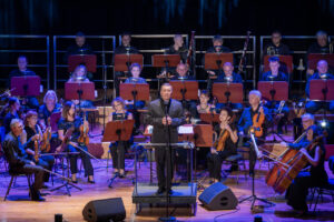 Orkiestra Symfoniczna Filharmonii Podkarpackiej pod batutą Sławomira Chrzanowskiego w czasie koncertu z piosenkami Zbigniewa Wodeckiego
