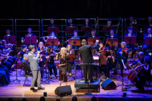 Wokaliści: Daniel Cebula Orynicz i Karolina Leszko oraz Orkiestra Symfoniczna Filharmonii Podkarpackiej pod batutą Sławomira Chrzanowskiego, w czasie koncertu z piosenkami Zbigniewa Wodeckiego