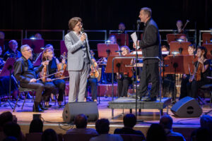 Daniel Cebula Orynicz (wokalista) oraz Orkiestra Symfoniczna Filharmonii Podkarpackiej pod batutą Sławomira Chrzanowskiego, w czasie koncertu z piosenkami Zbigniewa Wodeckiego