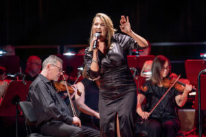 Karolina Leszko (wokalistka) oraz Orkiestra Symfoniczna Filharmonii Podkarpackiej pod batutą Sławomira Chrzanowskiego w czasie koncertu z utworami Sławomira Chrzanowskiego