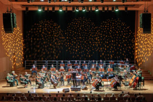 Orkiestra Symfoniczna Filharmonii Podkarpackiej pod batutą Sławomira Chrzanowskiego, w czasie koncertu z piosenkami Zbigniewa Wodeckiego