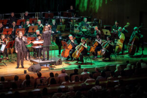 Daniel Cebula Orynicz (wokalista) oraz Orkiestra Symfoniczna Filharmonii Podkarpackiej pod batutą Sławomira Chrzanowskiego, w czasie koncertu z piosenkami Zbigniewa Wodeckiego