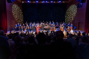 Wokaliści: Daniel Cebula Orynicz i Karolina Leszko oraz Orkiestra Symfoniczna Filharmonii Podkarpackiej pod batutą Sławomira Chrzanowskiego, w czasie koncertu z piosenkami Zbigniewa Wodeckiego