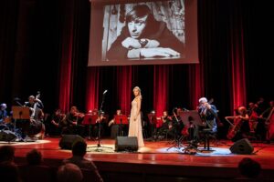 Koncert z piosenkami "Jonasza Kofty" - na zdjęciu artyści: wokalistka Nula Stankiewicz i zespół